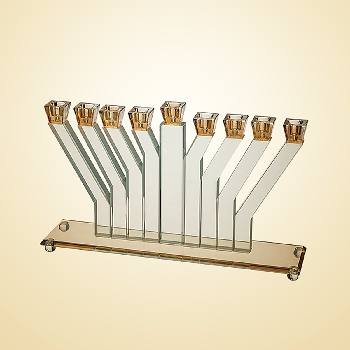 חנוכיית קריסטל בזרועות מחודדות, כוסיות זהובות, 21×33 ס״מ, חגי ישראל